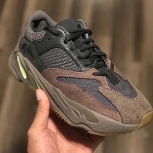 Adidas Yeezy 700 Mauve sz 7.5 Womens (6 Kids)